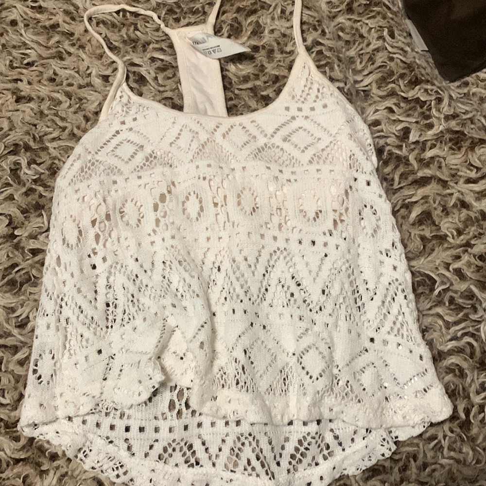 White crop top great for summer vibes 🌞